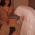 Sister Mary Veronica bears witness to the blessing. / Veronica Vera, Jim Carroll, and Linda Montano.
Linda Montano "is a very famous performance artist and former nun and one of my mentors. She stayed at my place about a year ago when she came in for a show she was in at the Guggenheim. The next morning I took her to Balducci's so she and Jim, these two great Catholics, could meet. She also channels Mother Theresa and when she met Jim, she arrived in that mode. She blessed Jim and he took it very seriously. I felt blest just to be there." - Veronica Vera (Jim Carroll's next-door neighbor in Chelsea) Sister Mary Veronica bears witness to the blessing. / Veronica Vera, Jim Carroll, and Linda Montano. Linda Montano "is a very famous performance artist and former nun and one of my mentors. She stayed at my place about a year ago when she came in for a show she was in at the Guggenheim. The next morning I took her to Balducci's so she and Jim, these two great Catholics, could meet. She also channels Mother Theresa and when she met Jim, she arrived in that mode. She blessed Jim and he took it very seriously. I felt blest just to be there." - Veronica Vera (Jim Carroll's next-door neighbor in Chelsea)